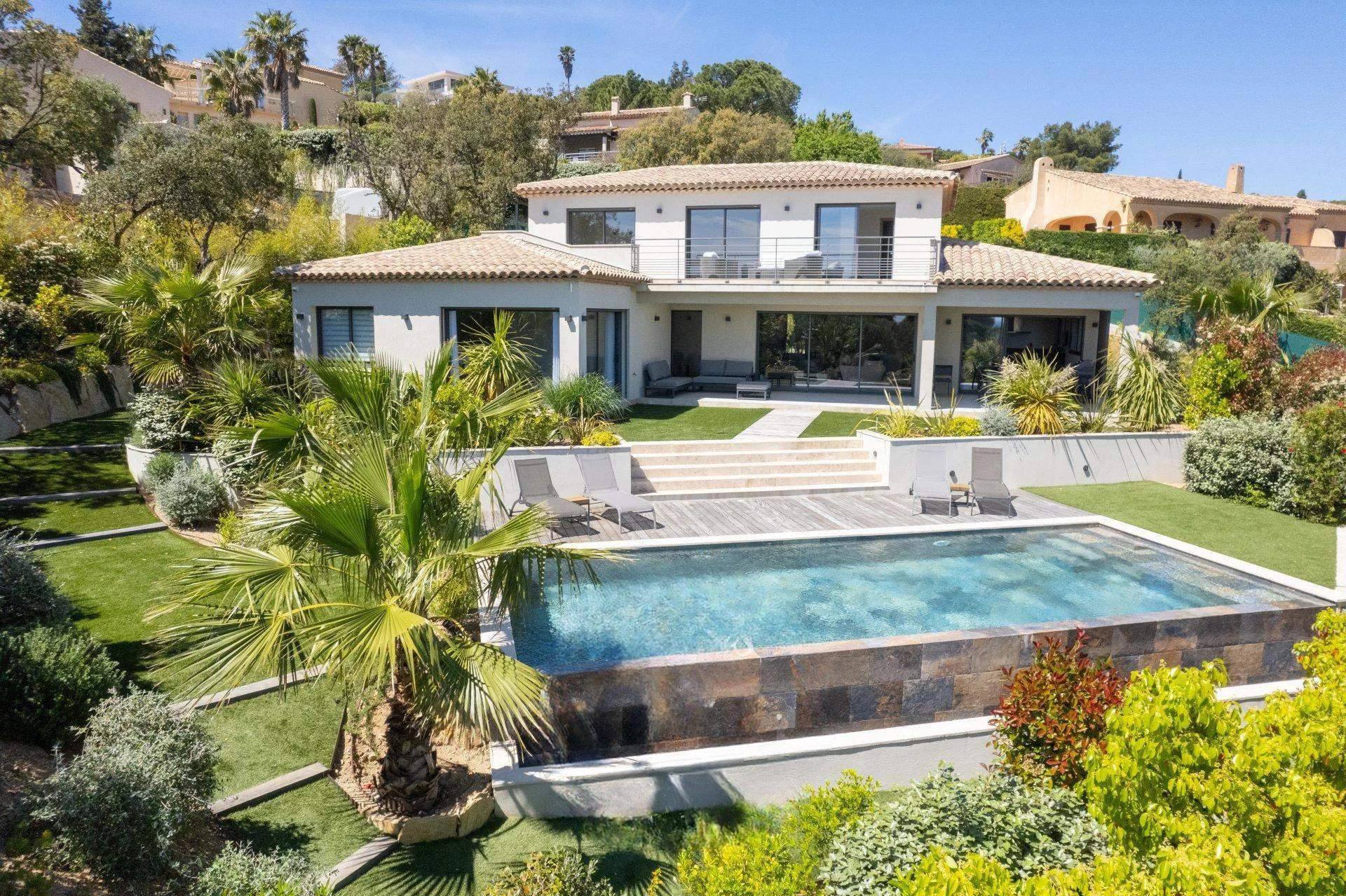 Aerial view of Villa L, a contemporary villa with infinity pool overlooking the Gulf of Saint-Tropez